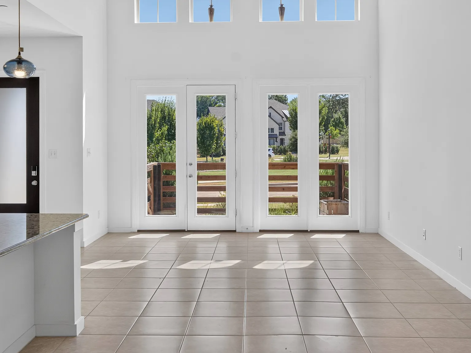 3 bed, 2.5 bath, 1818 sqft, $2,400 — Photo 4