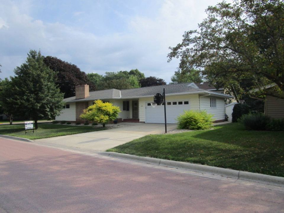 1st image of 420 11th St N
