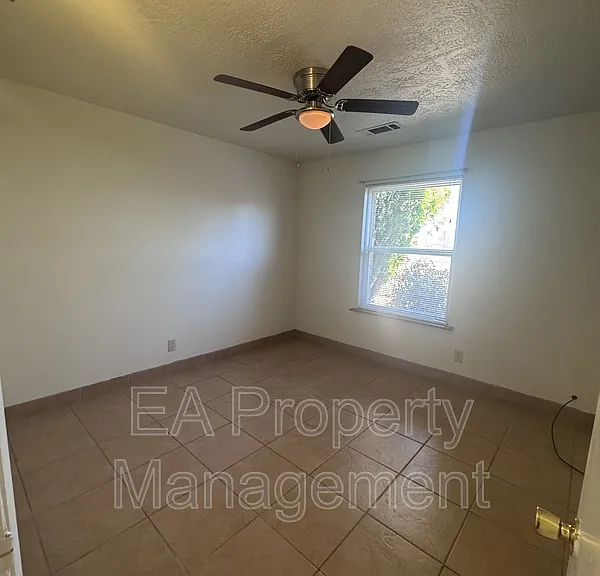 1702 Halo Cir SE — Photo 20