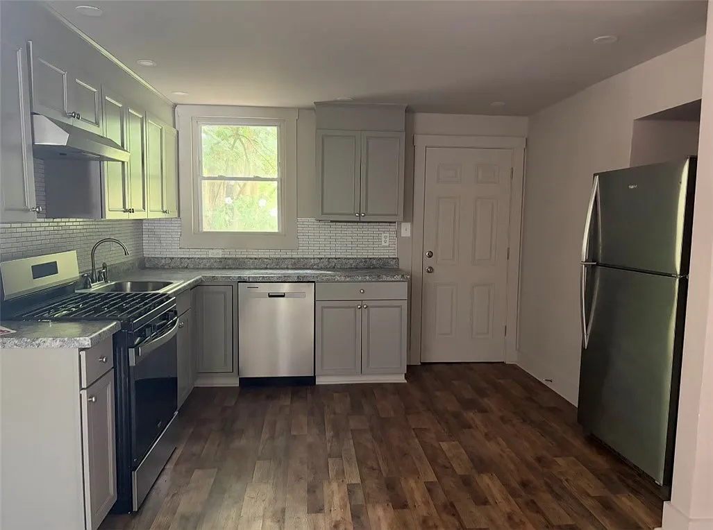 3 bed, $1,800 — Photo 4