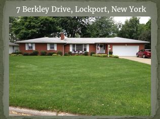 7 Berkley Dr, Lockport, NY 14094