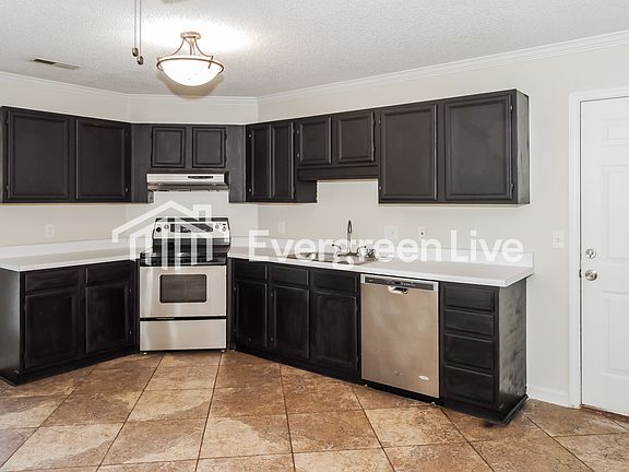 5th image of 135 Hollington Dr NE