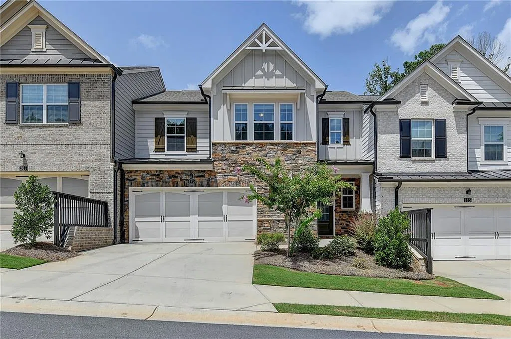 3 bed, 2.5 bath, 2562 sqft, $3,000 — Photo 1