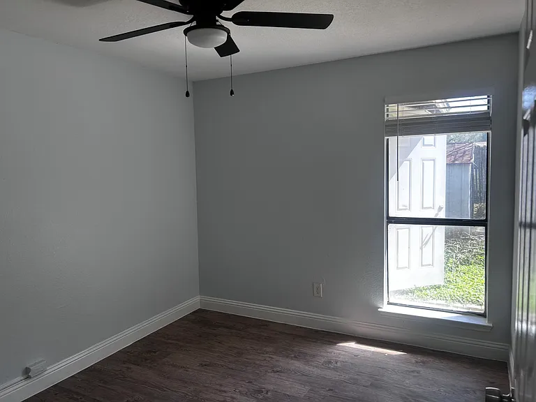 Dalewood Ln — Photo 21