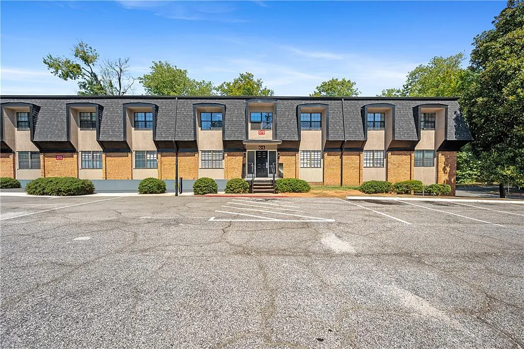 3 bed, 2.0 bath, 1568 sqft, $2,300 — Photo 1