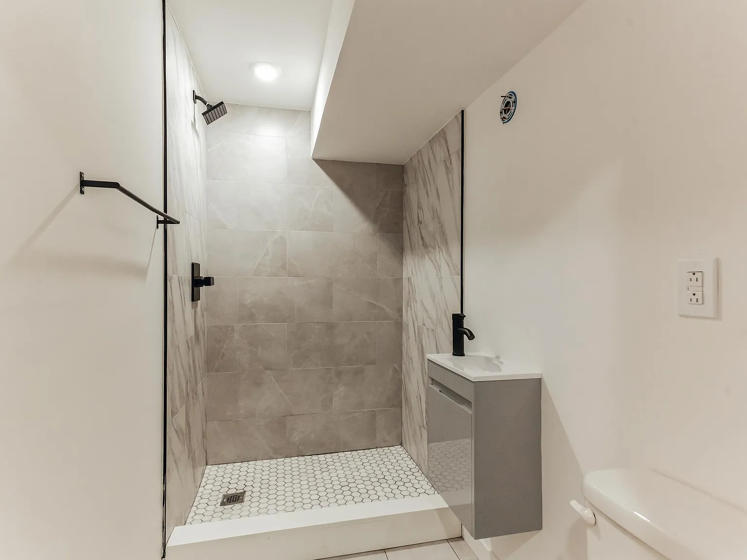 3 bed, 1100 sqft, $2,100 — Photo 4