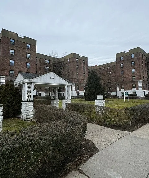 625 Gramatan Ave #3T — Photo 1
