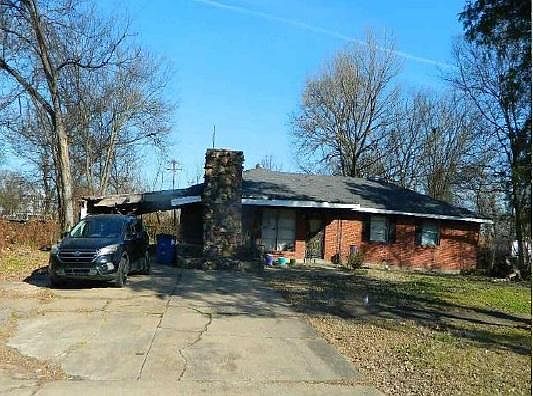 1st image of 221 Balfour Rd