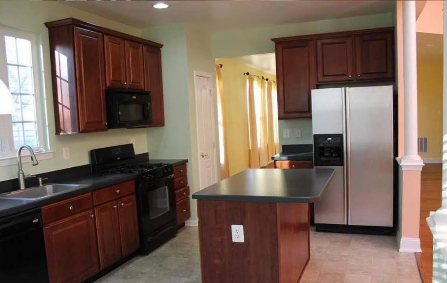 3 bed, 2276 sqft, $3,300 — Photo 4