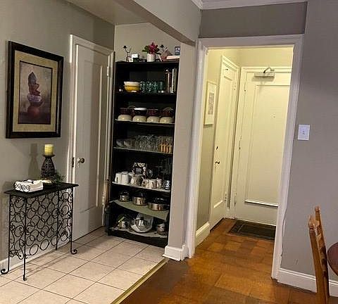 4th image of 2031-35 Locust St #304