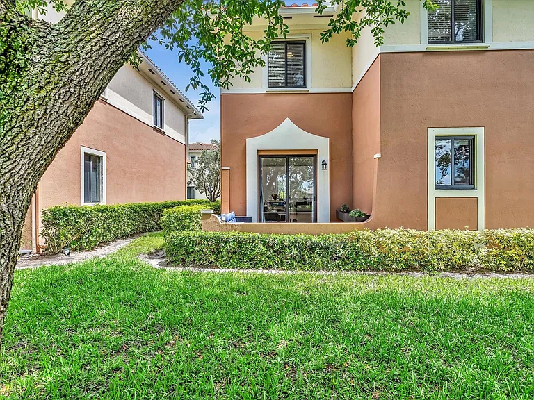 2414 Venetian Way — Photo 25