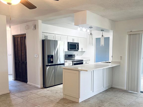Open kitchen and breakfast bar.