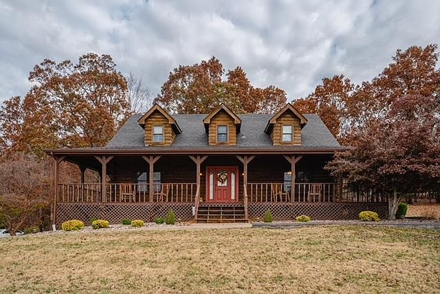 1st image of 900 Oakwood Ln