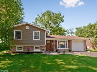 1001 Heartwood Ln, Lake Zurich, IL 60047