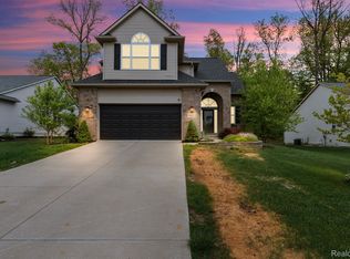 8032 Ivy Glen Park, White Lake, MI 48386