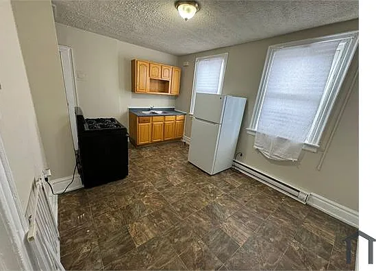 381 Leslie St #3 — Photo 3