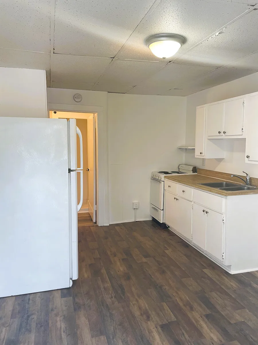 Studio - 203 5th St #6