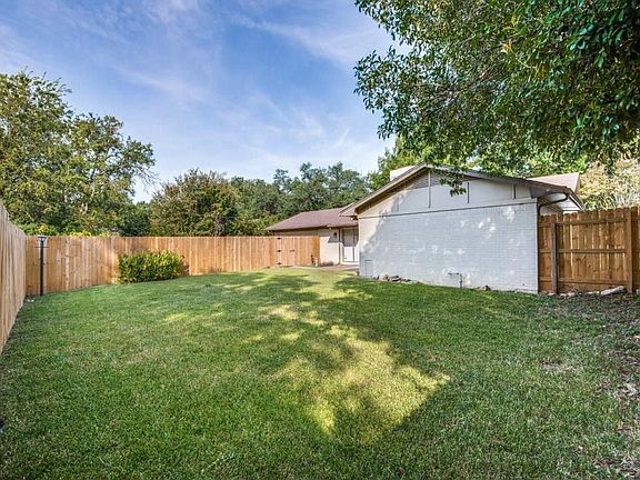 2nd image of 3916 Clubway Ln