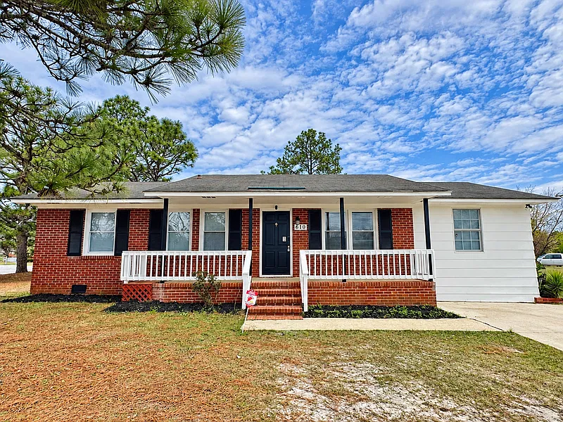 4 bed, 1.5 bath, 1301 sqft, $1,595 — Photo 2