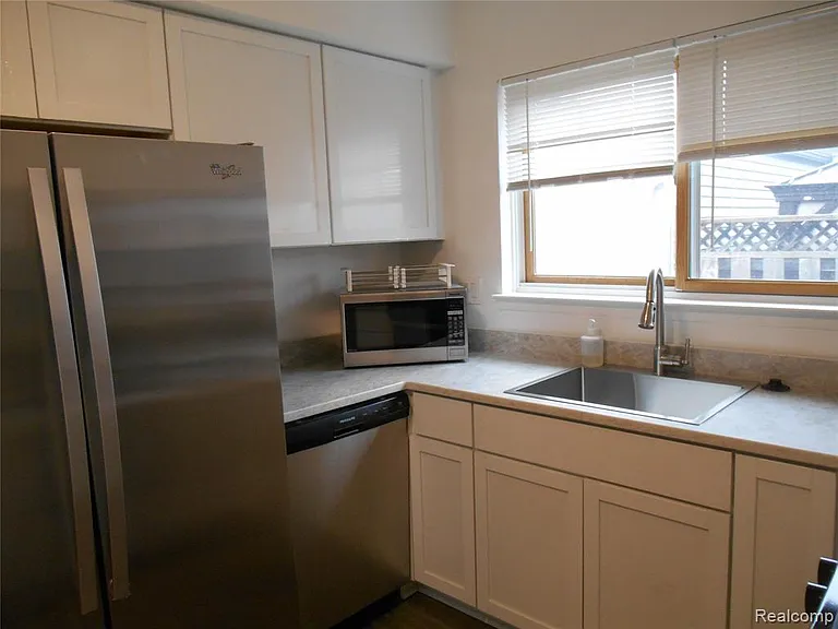 1440 W Elmwood Ave — Photo 8