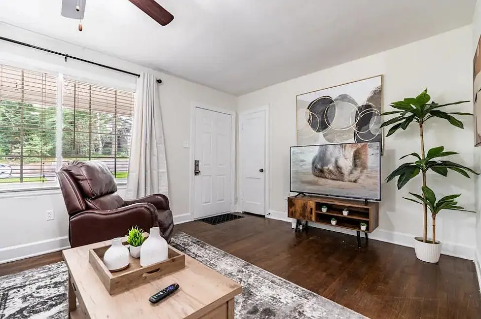 2 bed, 840 sqft, $2,400 — Photo 4