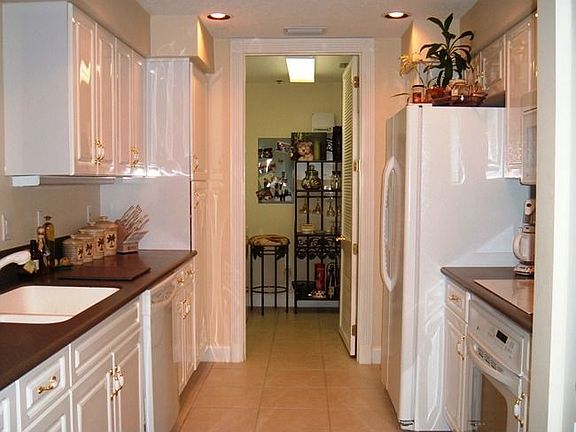 Kitchen/LAUNDRY ROOM
