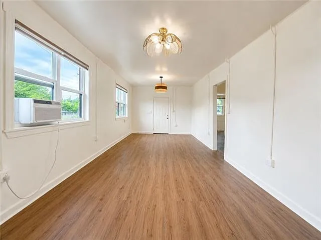 3 bed, 1.0 bath, 1424 sqft, $2,100 — Photo 3
