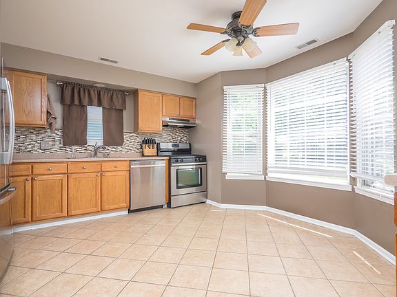 4th image of 917 Debden Dr