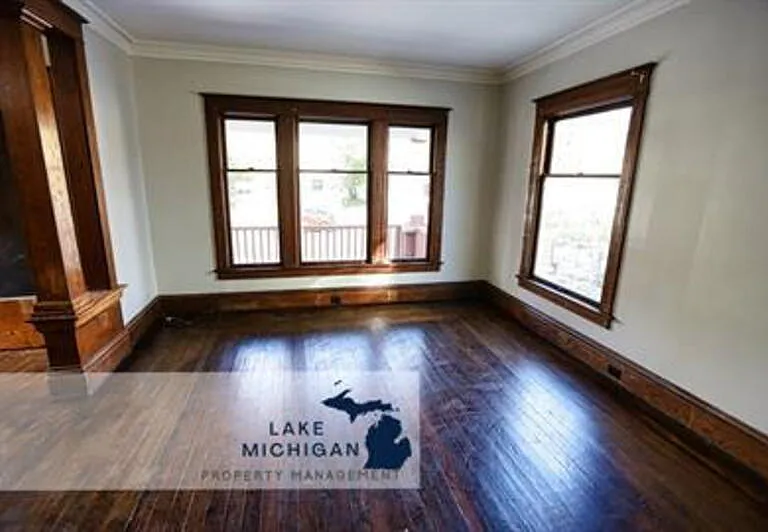848 Kalamazoo Ave SE — Photo 4