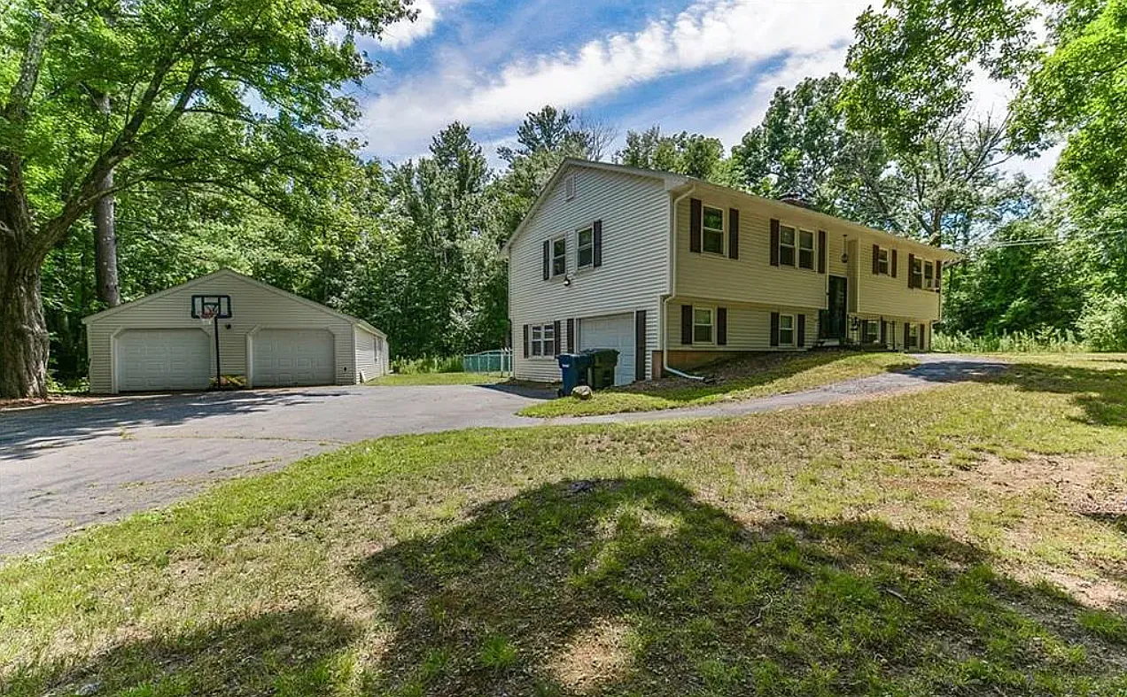 5 bed, 1394 sqft, $2,900 — Photo 2
