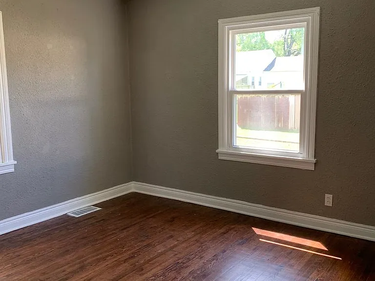 2412 W Lincoln St — Photo 4