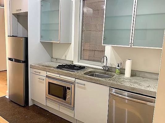 1st image of 635 E 9th St APT 12