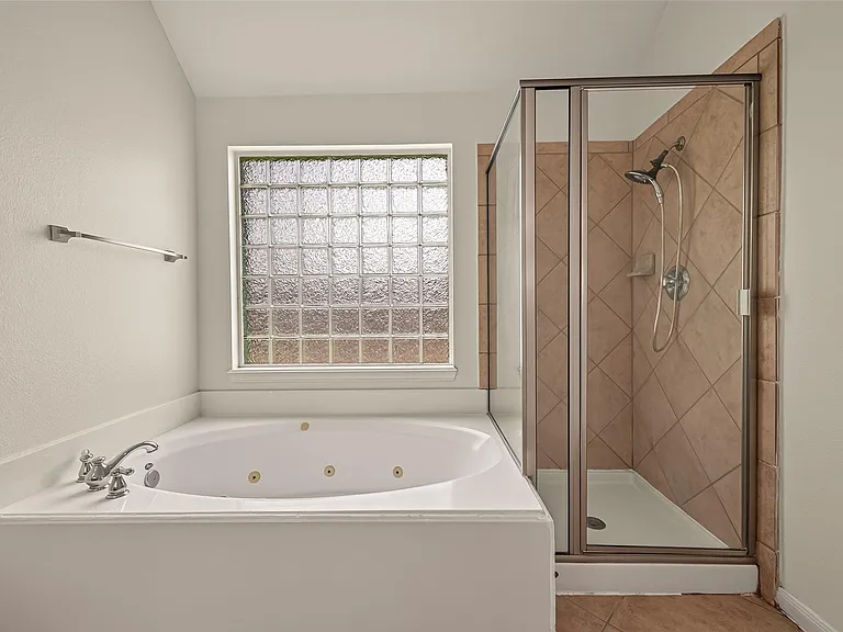706 Silver Creek Cir — Photo 46