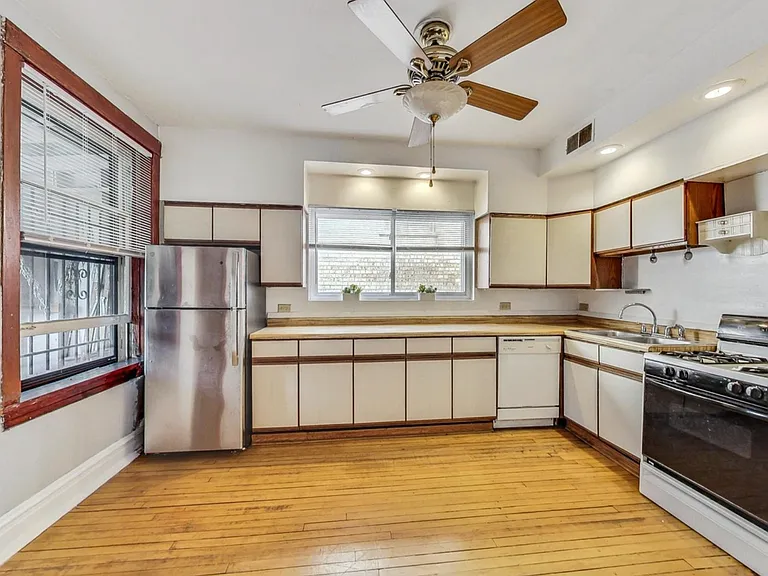 2554 W Winnemac Ave #2 — Photo 1