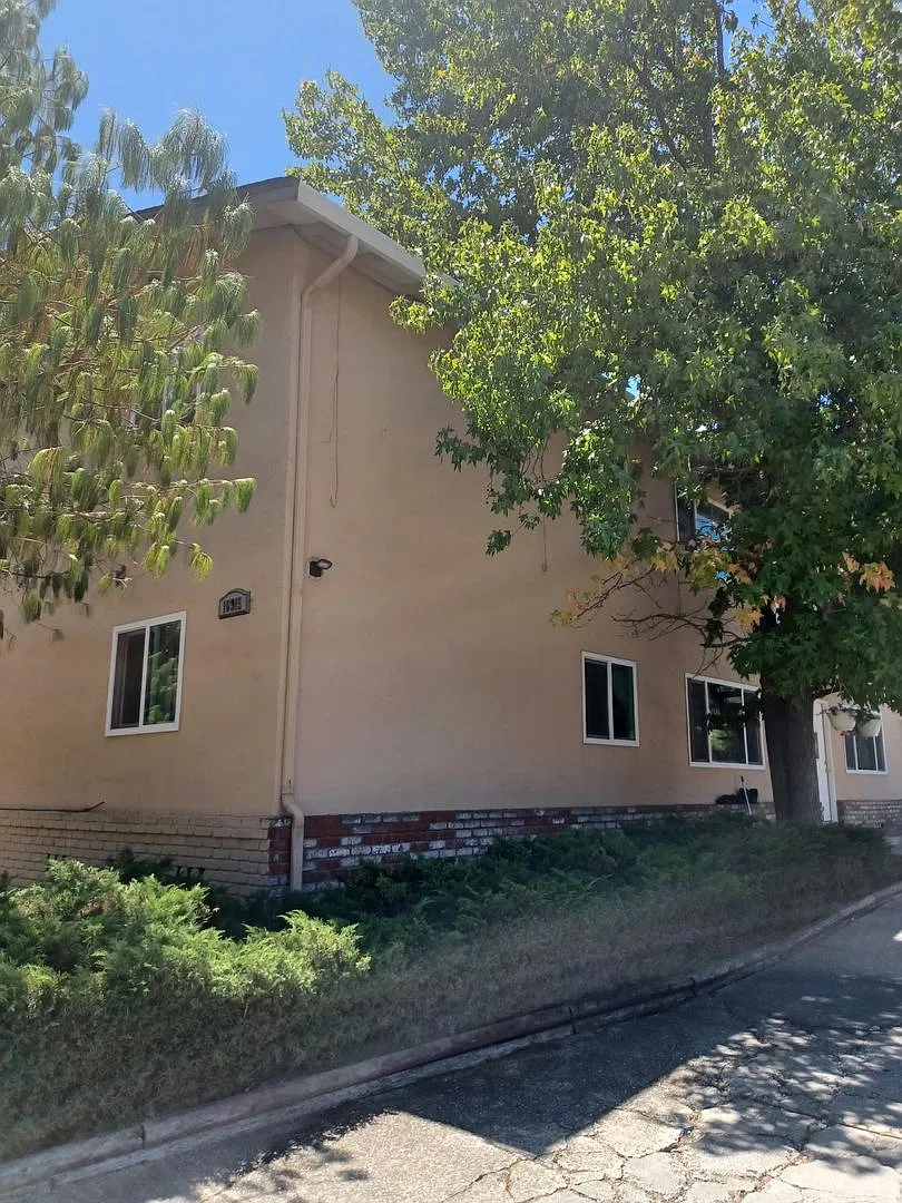 16915 Barnell Ave — Photo 1