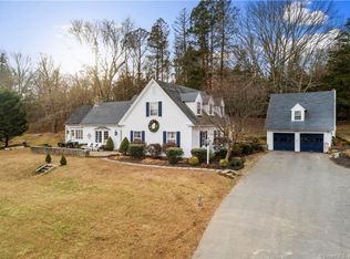 4 Village Ln, Old Lyme, CT 06371