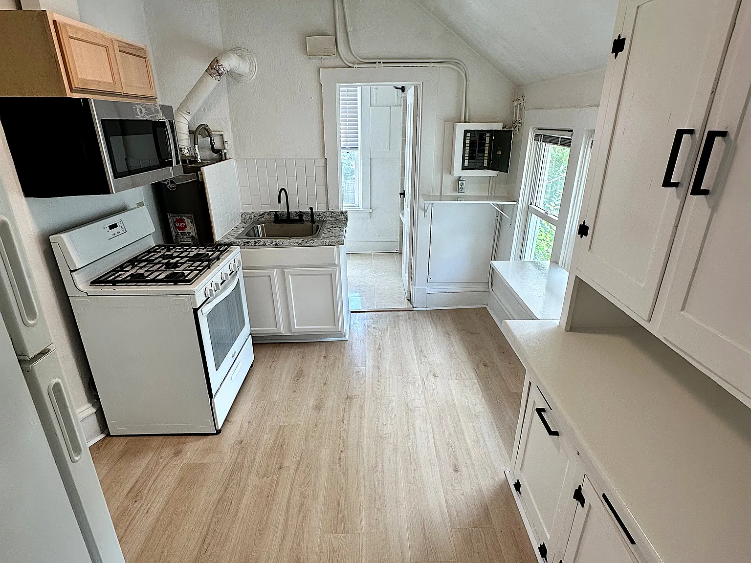 3 bed, 900 sqft, $1,700 — Photo 3