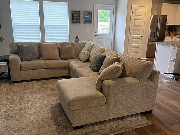 3rd image of 348 Mistletoe Way