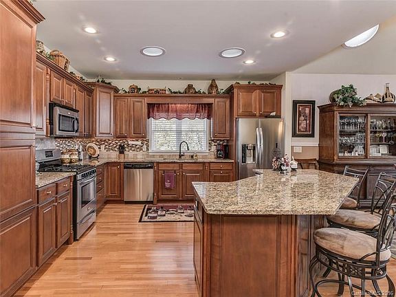 5th image of 144 Carriage Summit Way