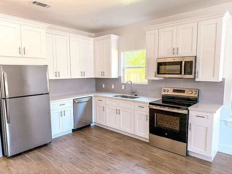 1217 Main St #B — Photo 3