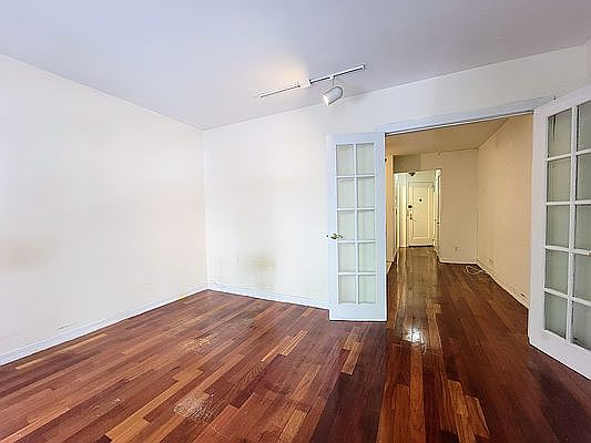 3rd image of 146 E 35th St #2Z