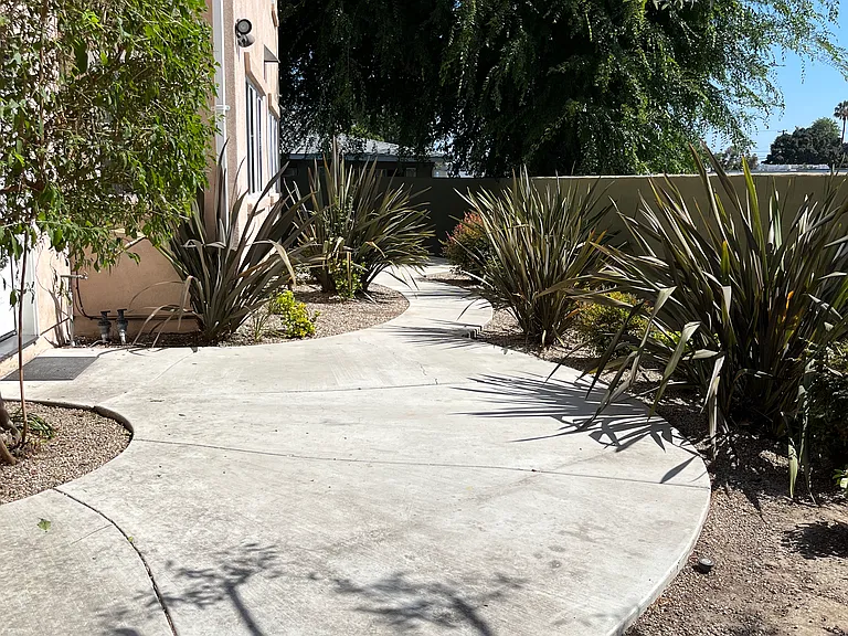 2068 Wallace Ave #B — Photo 30
