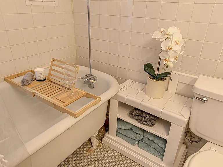 1504 W Friendly Ave #B — Photo 25
