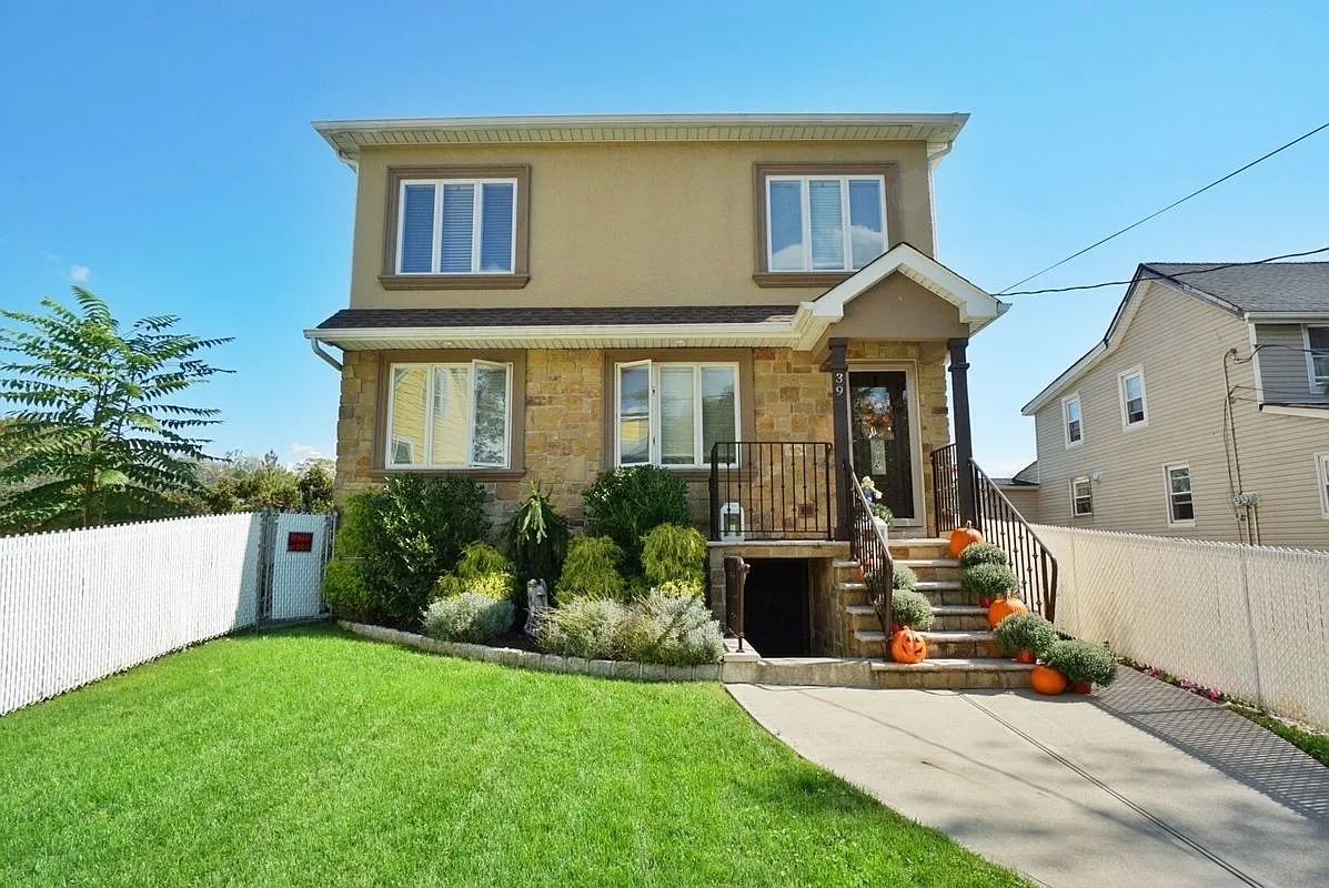 39 Rockland Ave photo 1