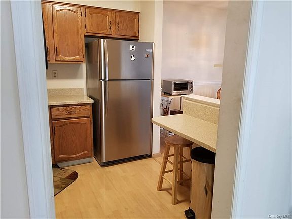 4th image of 480 Country Club Ln