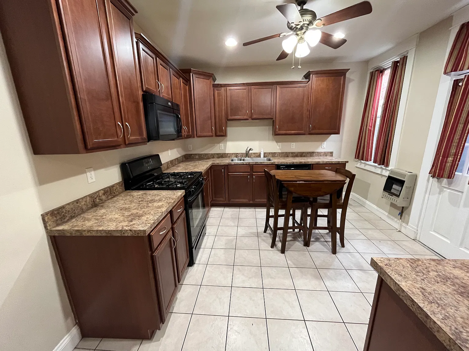 3 bed, $2,100 — Photo 2