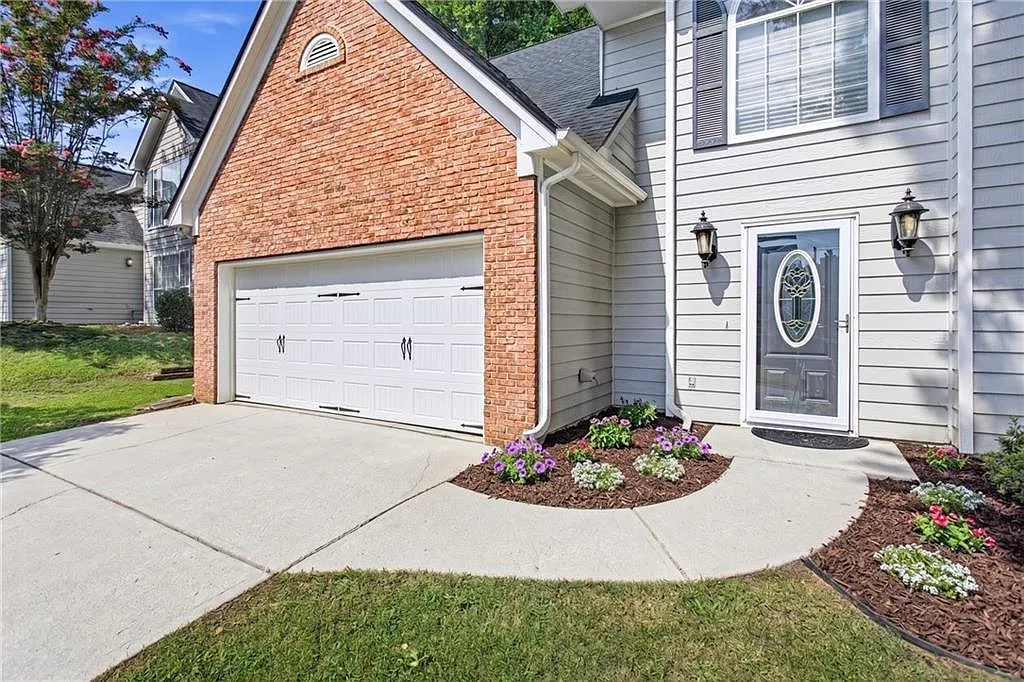 3 bed, 2.5 bath, 2455 sqft, $2,600 — Photo 2