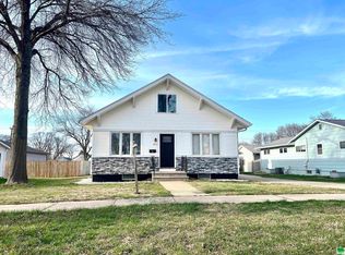 415 7th St SW, Le Mars, IA 51031