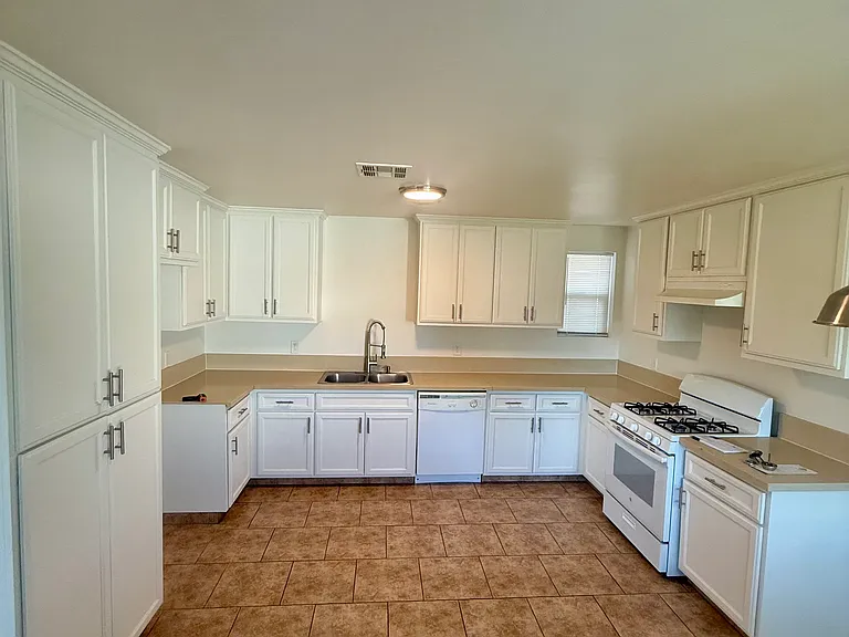 1016 Meredith Dr — Photo 7