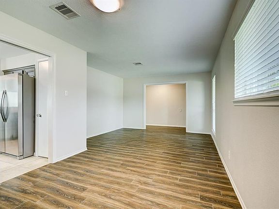 3rd image of 1018 Phyllis St